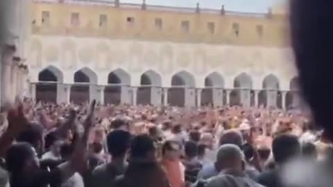 Solidarity protests with Palestine erupt in Egypt's Al-Azhar mosque after Friday prayer.mp4