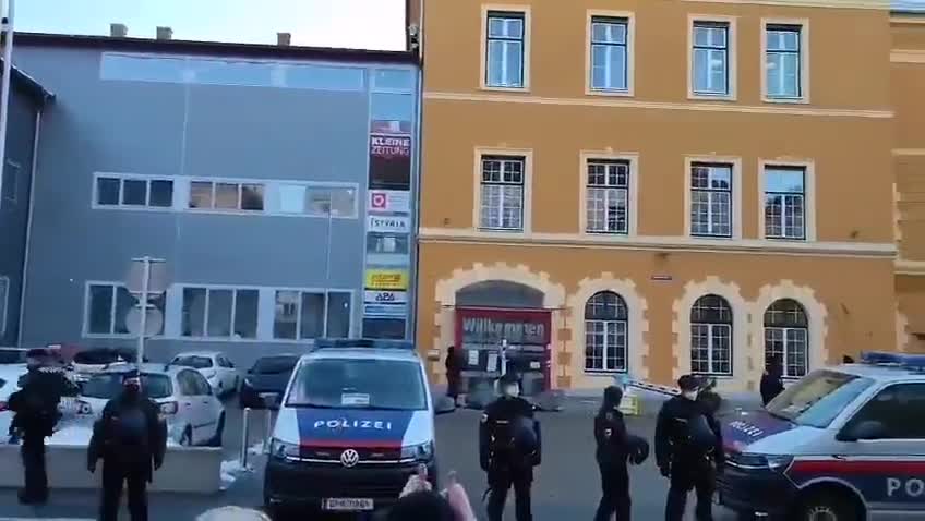 Austrians now hitting mainstream media buildings, shouts of "fake press" 👏🏻