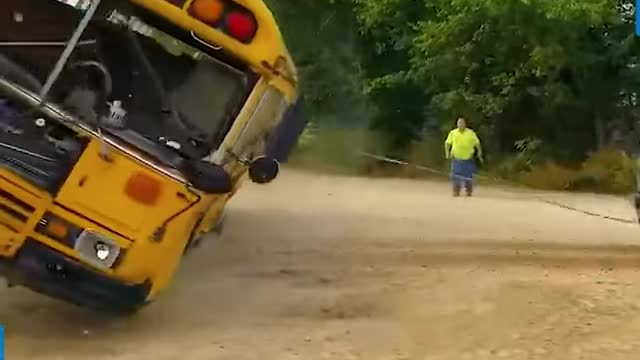 Vehicle or the person on the steering, someone is definitely out of the senses today! 😱🤯