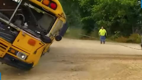 Vehicle or the person on the steering, someone is definitely out of the senses today! 😱🤯
