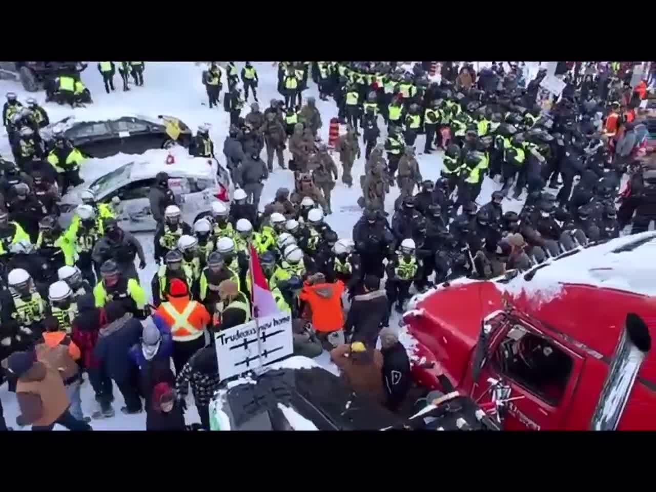 Canada is falling! Police forces overtake the main stage with force!