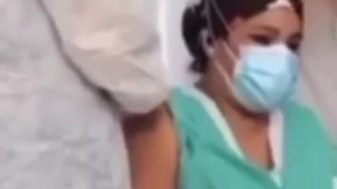 Vacuna show que enseña claramente una propaganda pfizer Coronavirus Covid 19