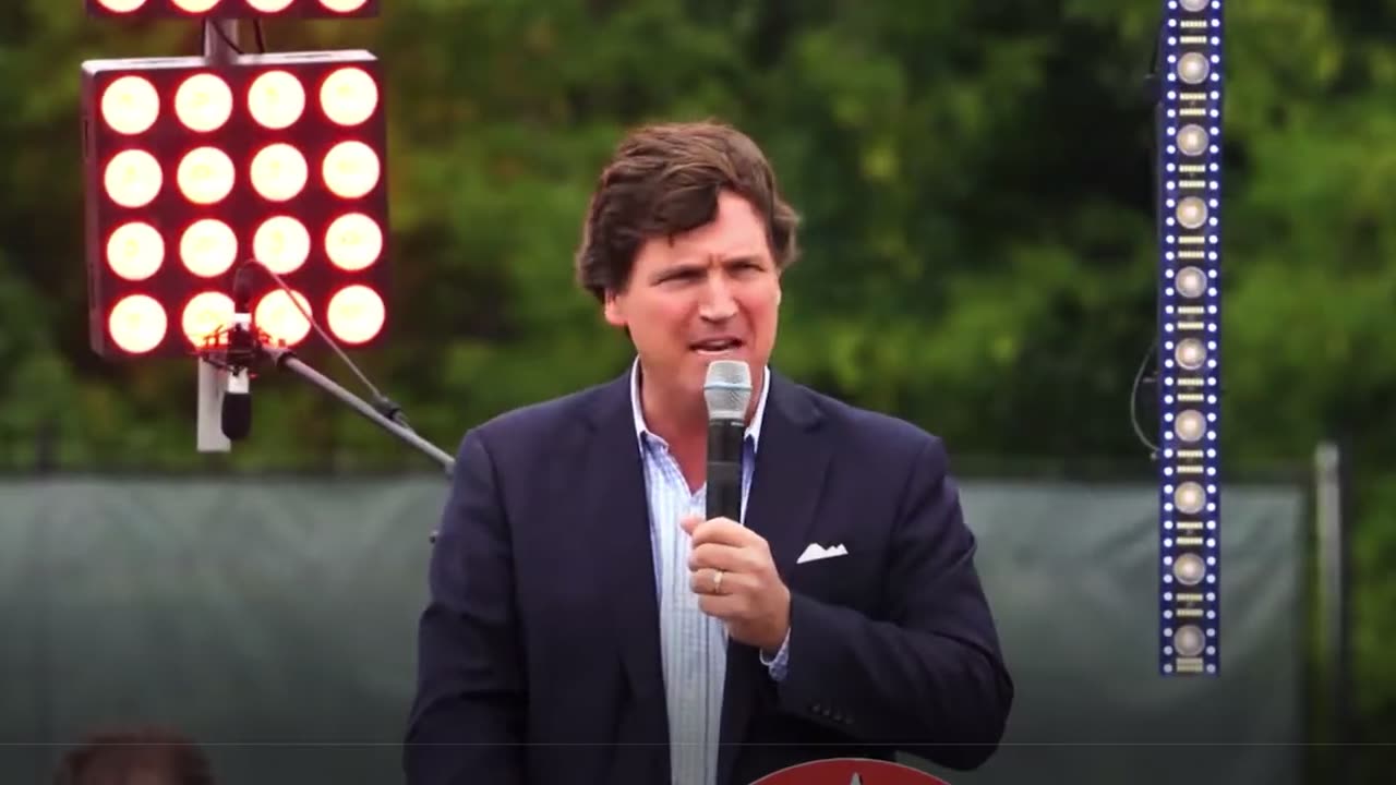 Tucker Carlson torches Greg Abbott about the border