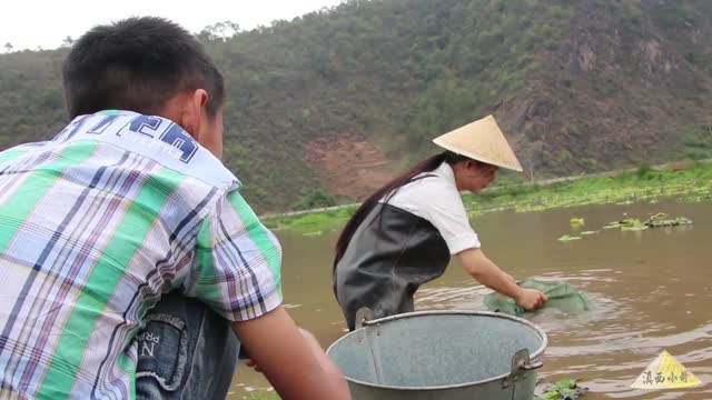 Catching Five Kilograms of Crawfish to Make Spicy Crawfish