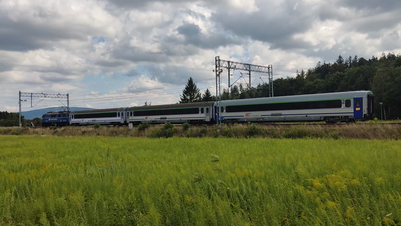 IC Pomorzanin opuszcza stacje Jelenia Góra