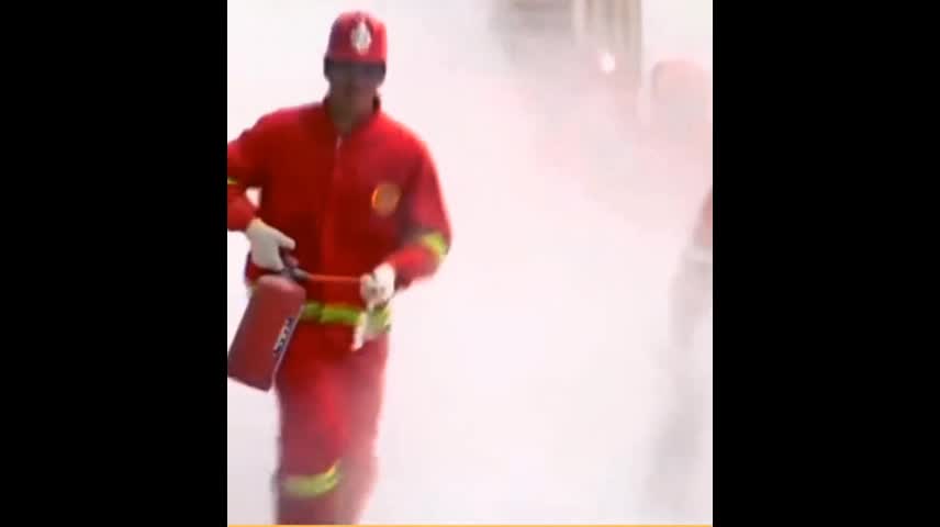 Street firefighters spoof passers-by, hahaha