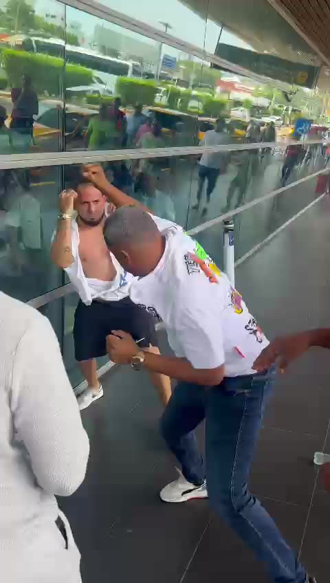 Video: Turista y vendedor protagonizan fuerte pelea en aeropuerto de Cartagena