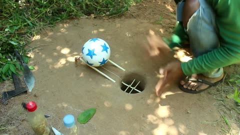 Creative trap by using small plastic ball@2023