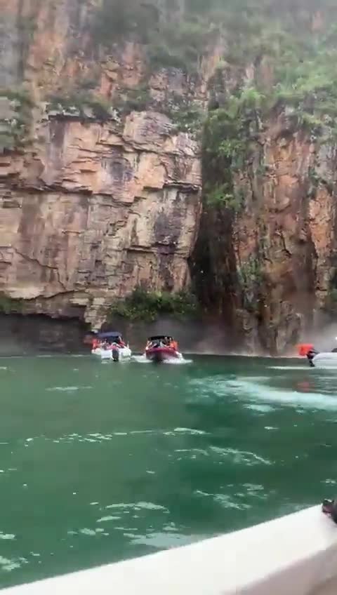 Massive cliff collapses on tourist boats in Brazil