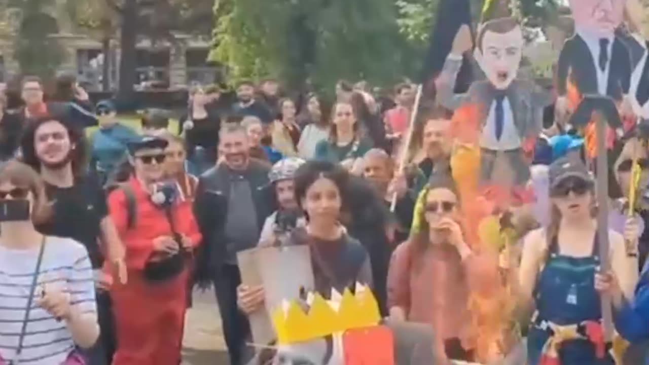 Protesty proti Macronovi v Paříži