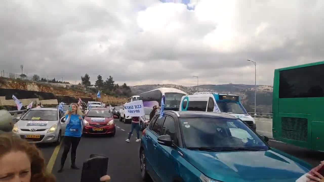 Convoy of trucks and vehicles arrive in Jerusalem, Israel's capital, to protest C0vid restrictions.