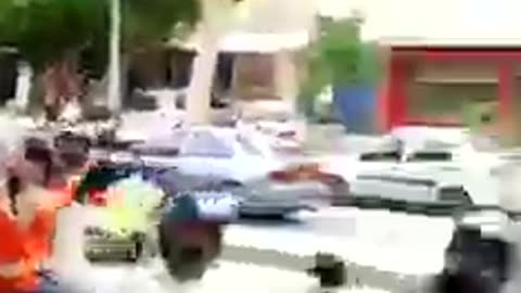 Mexicana provoca alboroto desde un balcon