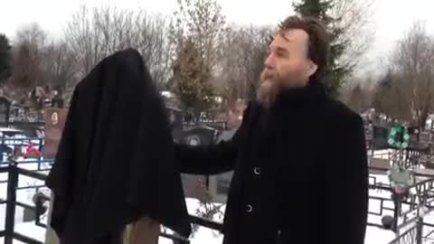 Aleksandr Dugin Visita o Túmulo de Evgeny Golovin