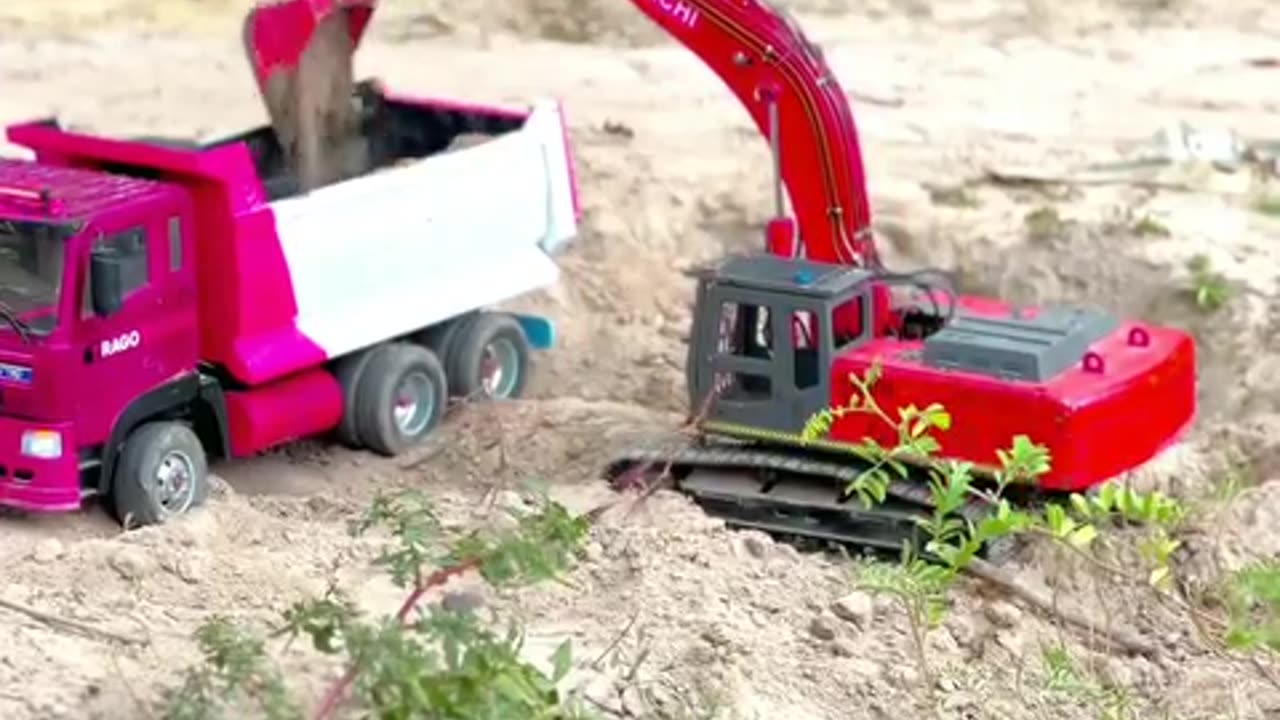 Amazing excavator truck HYUNDAI [ Hyundai Pour soil to clear the lake ]