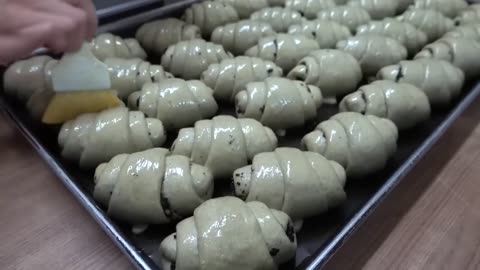 "Amazing Bread Making Process and Popular Bread Collection at a Taiwan Bakery"
