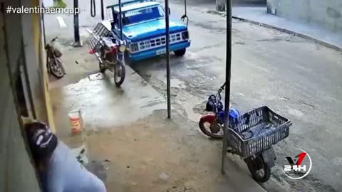 HOMEM ARREMESSA FRANGO ABATIDO EM LADRÃO; VIDEO