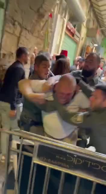 Palestinian media reported clashes between Israeli police and Christians