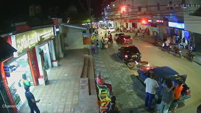 Camioneta arrancó velozmente y arrolló lo que tenía a su paso