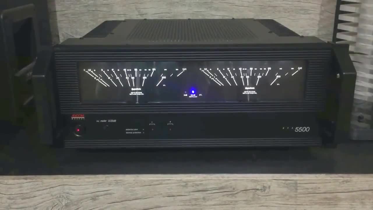 Amplifier Adcom GFA-5500 Analog VU Meter