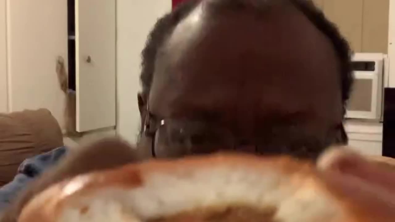Trying Out The Popeyes Golden BBQ Chicken Sandwich For The First Time!