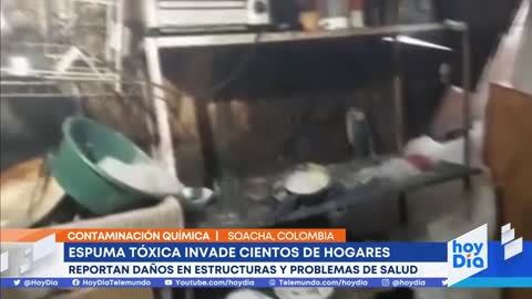 Una espuma tóxica invade las casas de al menos 400 familias en Soacha, Colombia | Noticias Telemundo