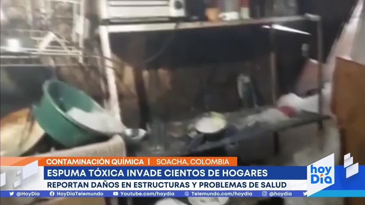 Una espuma tóxica invade las casas de al menos 400 familias en Soacha, Colombia | Noticias Telemundo