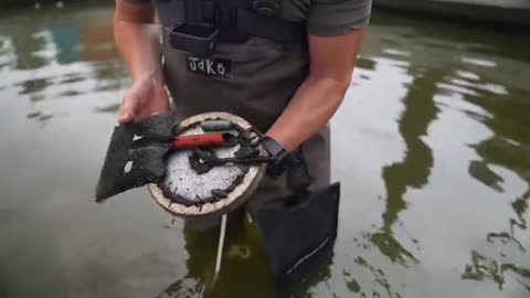 This Pond Holds a Terrible Secret! - Police Called (Magnet Fishing) ##### 6