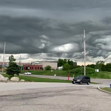 NUVENS ESTRANHAS NO CÉU DE ORANGEVILLE CANADÁ