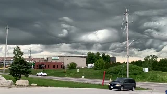 NUVENS ESTRANHAS NO CÉU DE ORANGEVILLE CANADÁ
