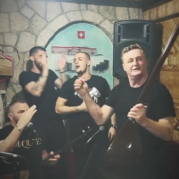 Butrint Imeri dhe Don Xhoni bëjnë muzikë rapsodike në odë burrash