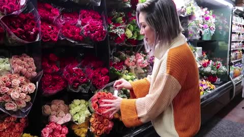 DIY FLOWER ARRANGEMENT under $30 with Grocery Store Flowers | Julie Khuu