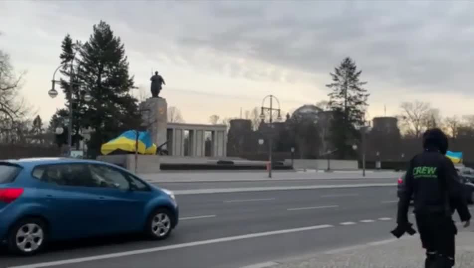 Memorial Soviet tanks were covered with the Ukrainian flag