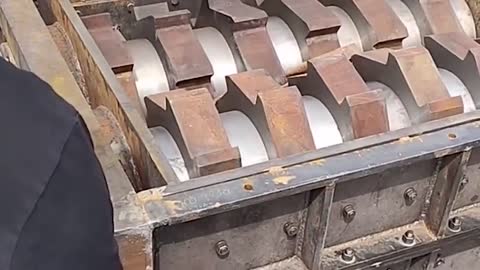 Crusher VS engine, automobile steel shaft