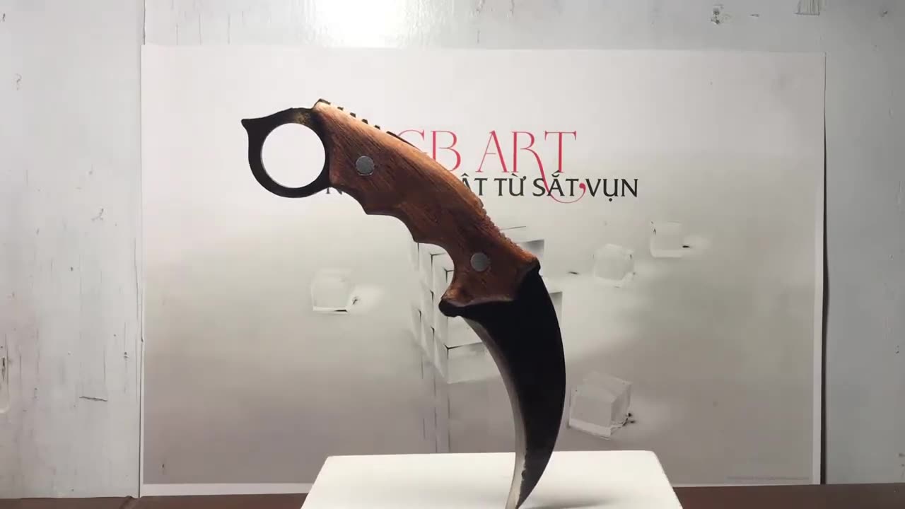 Make your own Karambit knife with a saw blade