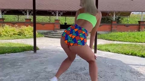 Crazy how she twerk.