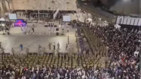 أدى القسمَ جنود الاحتلال بحضور عائلاتهم، في حائط البراق بعد عودتهم من الإبادة الجماعية لقطاع غزة