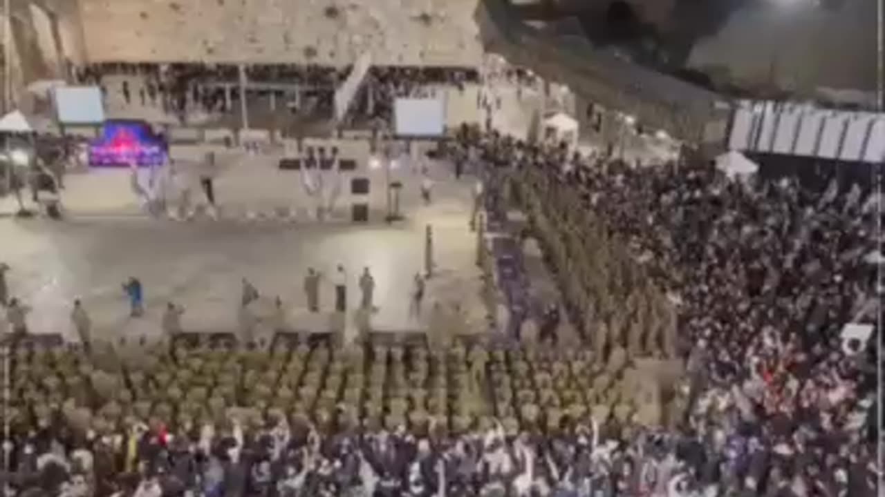 أدى القسمَ جنود الاحتلال بحضور عائلاتهم، في حائط البراق بعد عودتهم من الإبادة الجماعية لقطاع غزة