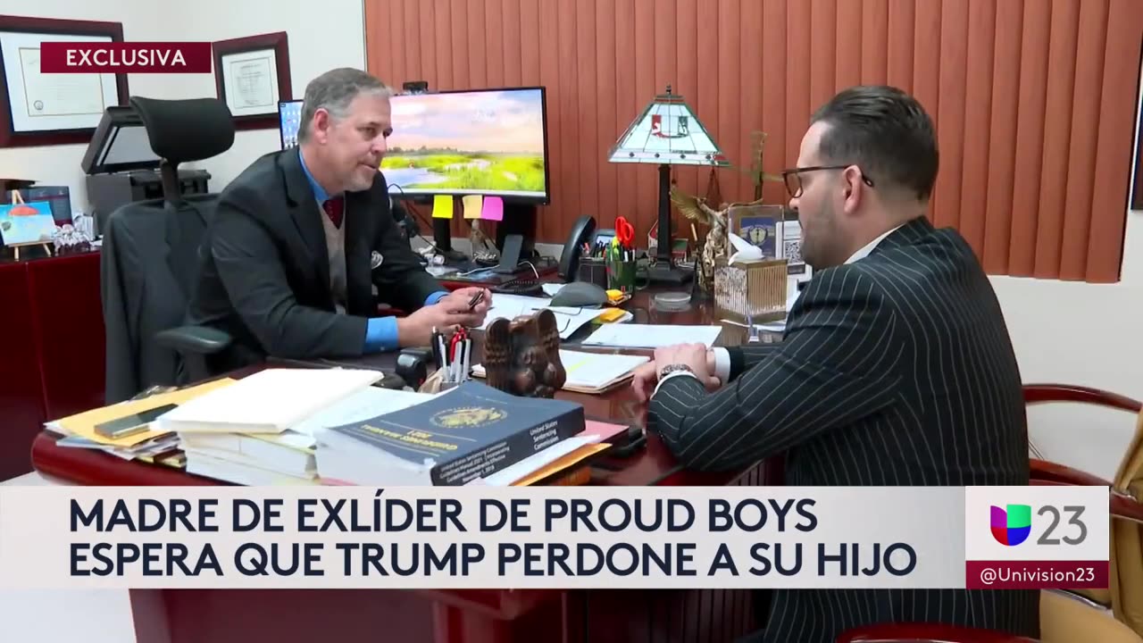 Madre de exlíder de los Proud Boys espera que Trump perdone a su hijo