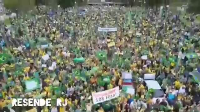 Brasileiros lutando contra a implantação do comunismo no país