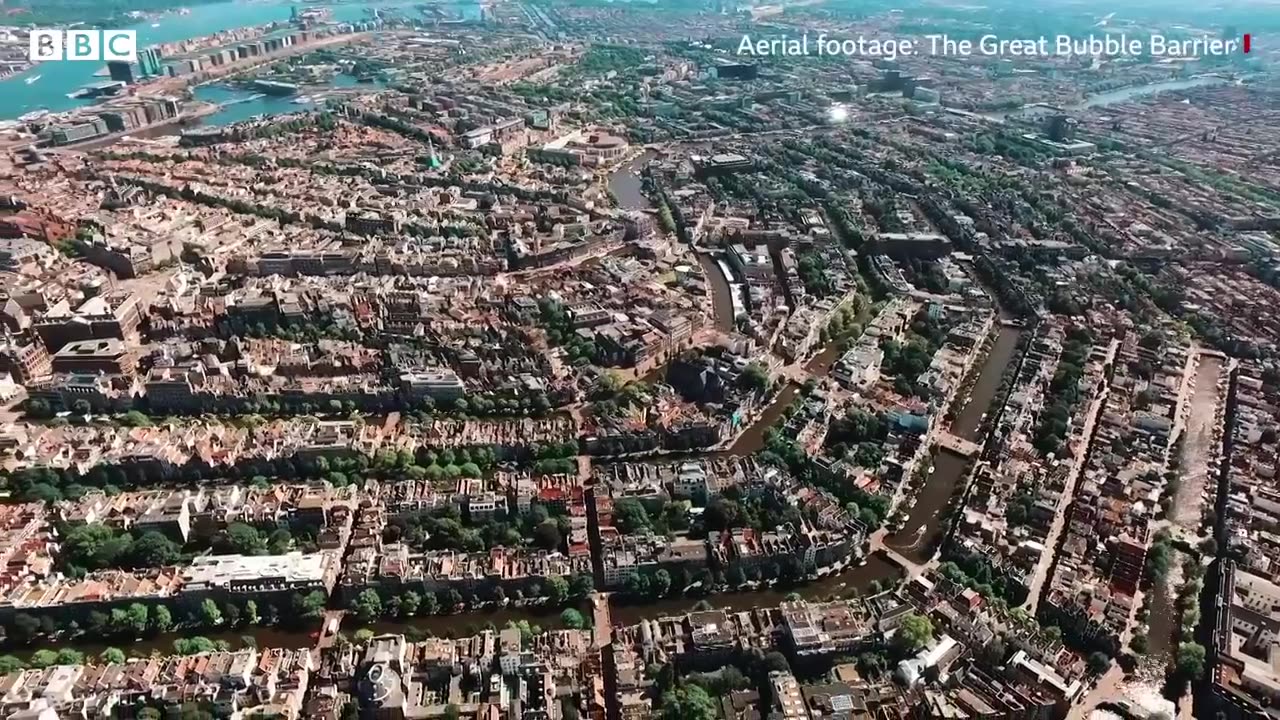 Amsterdam’s ‘bubble barrier’ fighting plastic pollution - BBC News