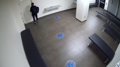 8030FCOB01128BadgingWaitingArea_2021-01-05_06h20min01s197ms.mp4