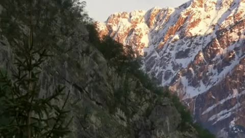 "Discovering Mountain Marvels: Fascinating Facts"
