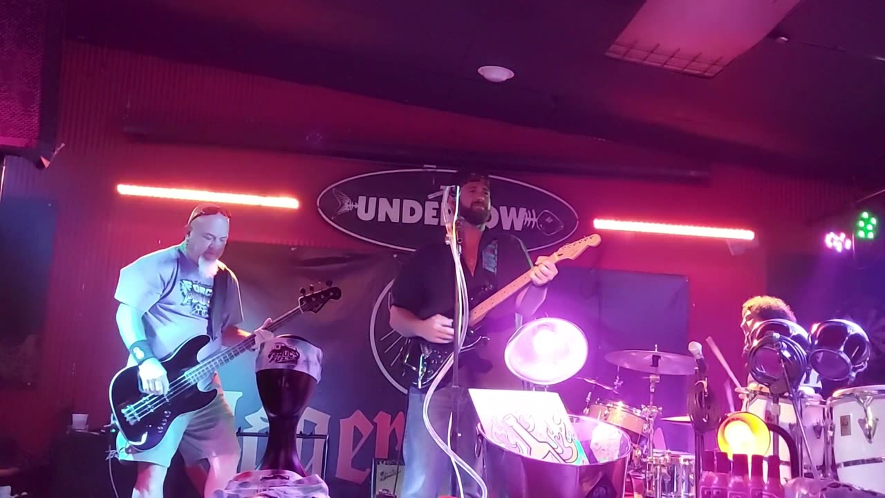 Saucy FuzZ - LIVE @ Undertow (Rainy Days)