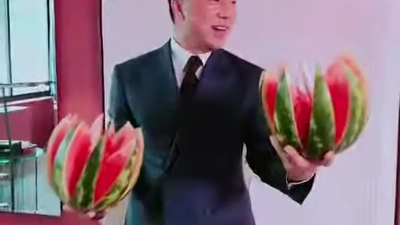 20180921 文贵为忙碌了一周的同事切莲花西瓜 大家开心极了从未见过