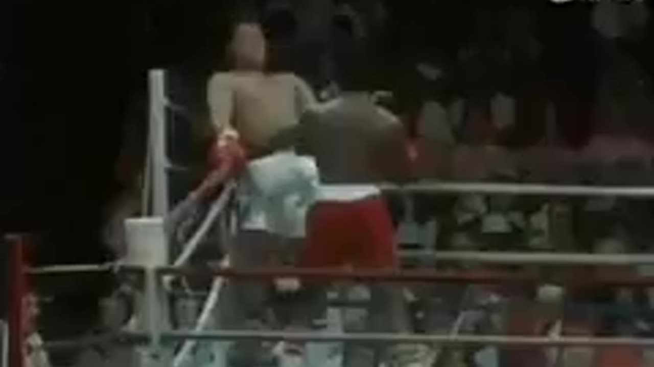 Muhammad Ali dodges 21 punches in 10 seconds (1977)