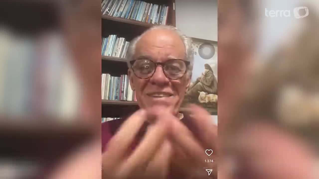 Com sorriso, pastor anuncia morte de Guilherme de Pádua em live: “Caiu e morreu”