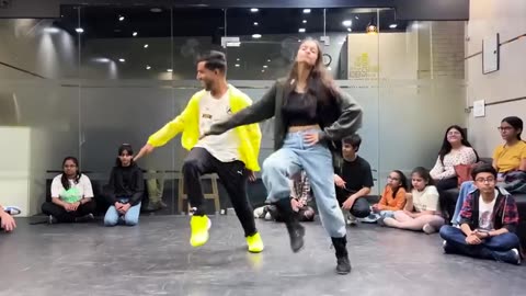 Jhoome jo Pathan Dance