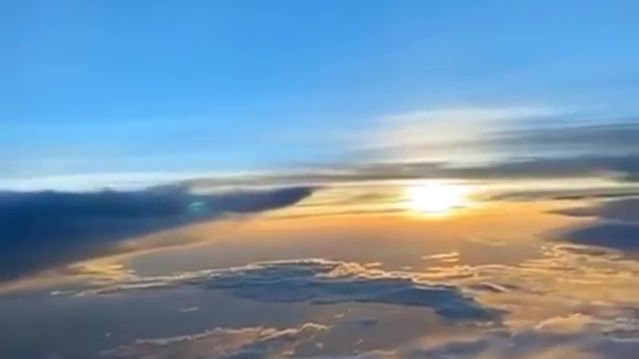 從飛機上拍雲層間的太陽