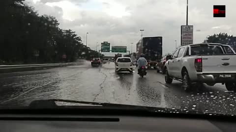 Banjir kilat punca kesesakan lalu lintas