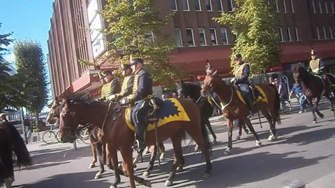 Beridna högvakten och Skånska skvadronen paraderar.